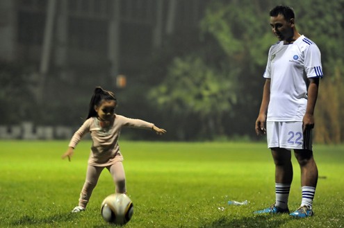 Cô con gái thứ 2 của Quyền Linh dù còn rất nhỏ nhưng đã tỏ ra có năng khiếu và đam mê bóng đá giống ba. (Ảnh: Vnexpress).